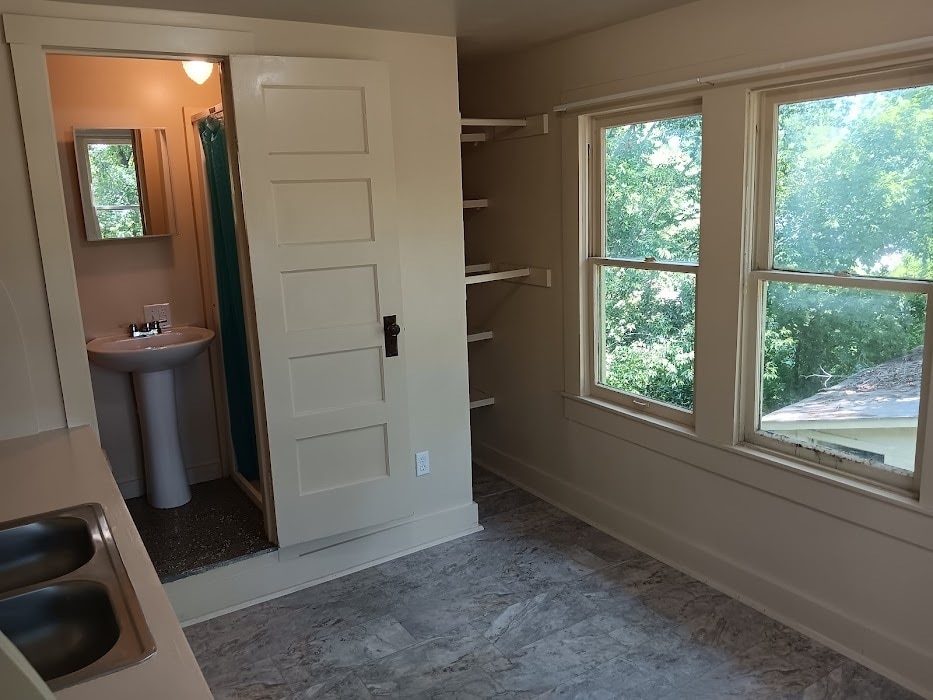 Building Photo - 112 E Nelson St