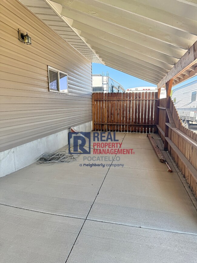 Building Photo - 13355 N Dekay Rd