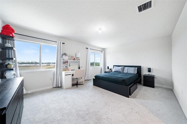 Building Photo - 1050 W Davis Pkwy