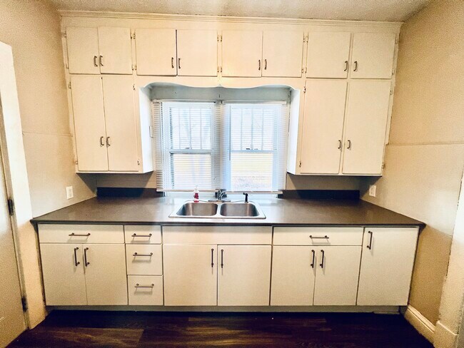 Kitchen - 604 Burton Ave