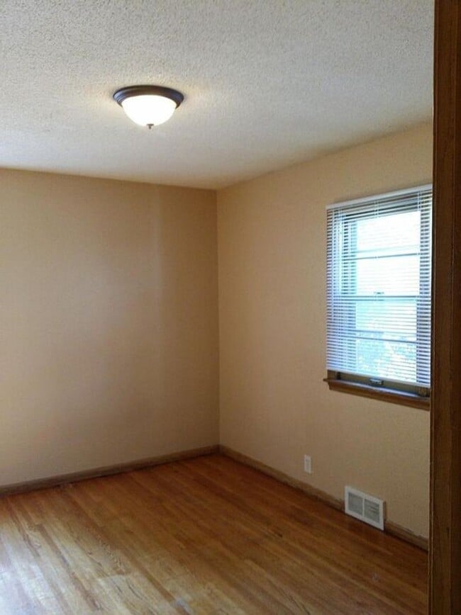 Building Photo - Spacious 5 bd - 2 bth / 1,548 Sq