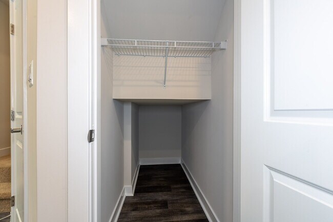 Building Photo - Elegant Townhome Living Near Herndon Conveniences