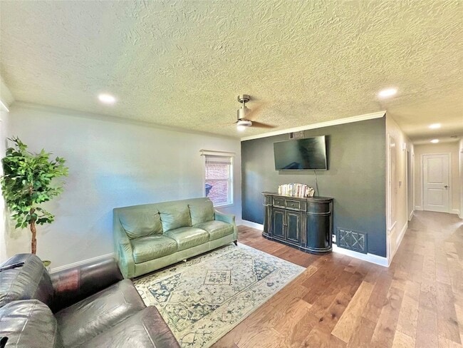 Building Photo - 4913 W 43rd St