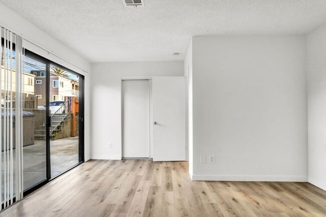 Building Photo - Great 3/2 in Crown Point!  Across from the street from bay access and available immediately!