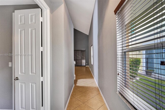 Building Photo - 2057 SE Avon Park Dr