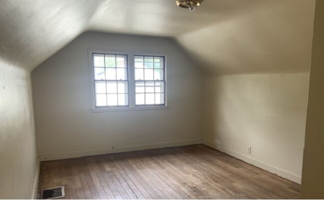 Building Photo - Cute 3 bedroom 1 bathroom house