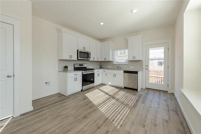 Building Photo - Beautiful townhome/condo located in Pfluge...