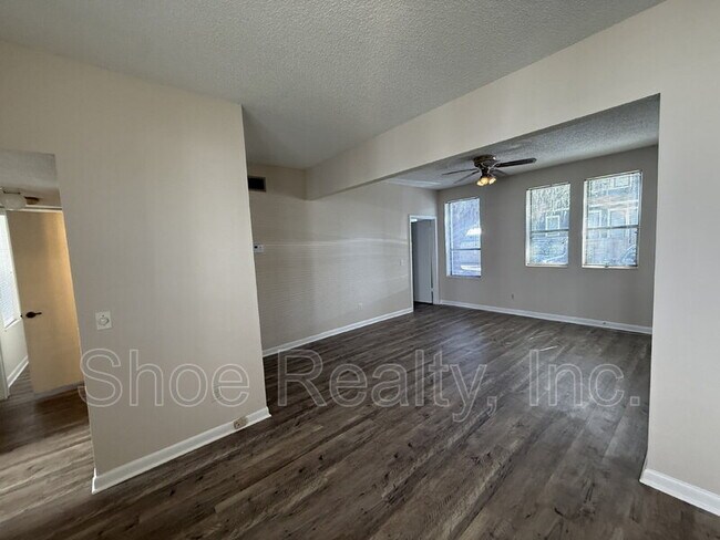 Building Photo - 2545 Oak St