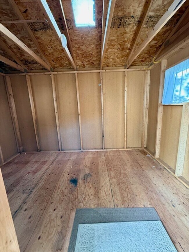 Building Photo - Lovely NE 3 Bedroom Home w/Large Yard & Mowing Included!