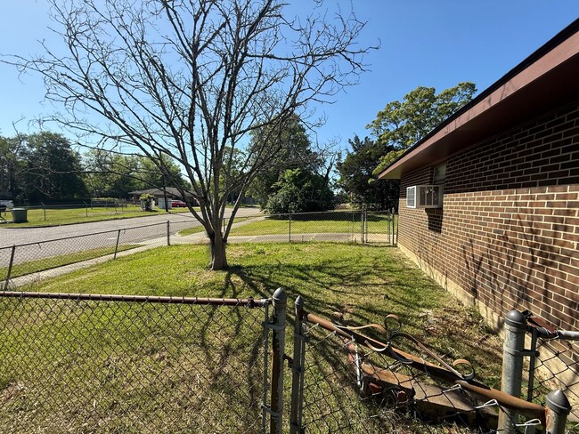 Building Photo - ** 3 bed 1.5 bath located in Southlawn ** Call 334-366-9198 to schedule a self showing