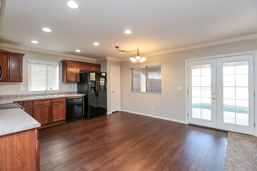 Building Photo - 452 S Sabrina