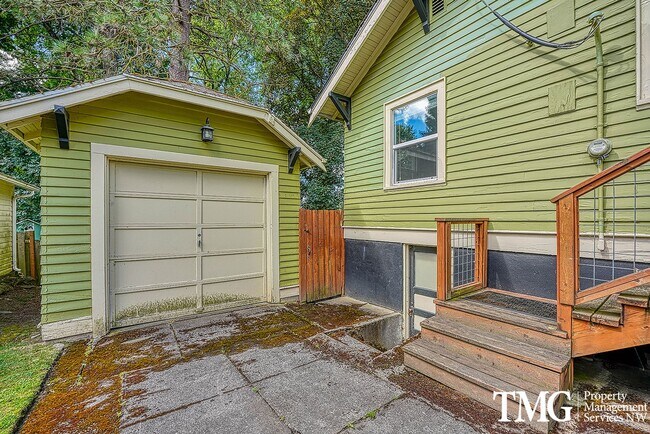Building Photo - 3 BD SW Portland Home Near Multnomah Village
