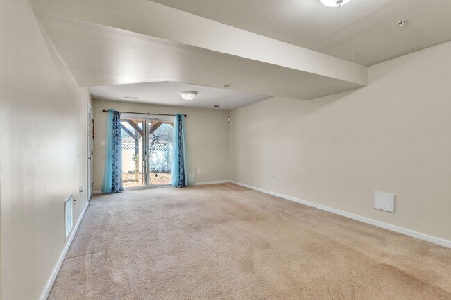 Building Photo - Charming 3 BR + Den Townhouse available now