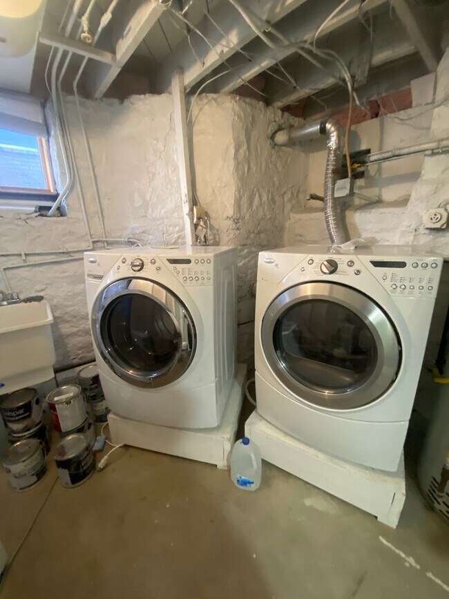 Building Photo - 4 Bedroom/ 2 Bathroom House in Dormont Available 7/1/2026