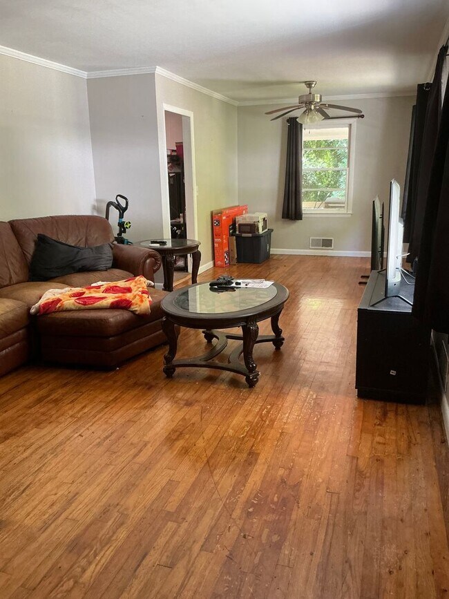 Building Photo - 3 bedroom 2 bathroom house conveniently lo...