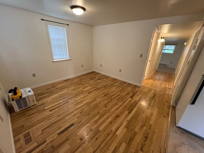 Building Photo - 1-2 Bedroom 1 Bath House with Garage, Newl...