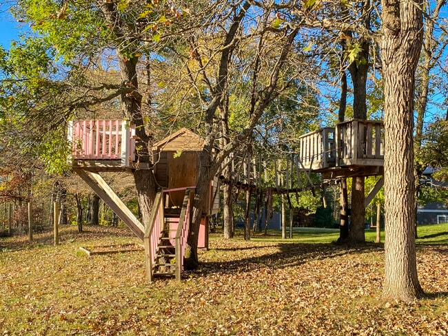 Tree house - 1606 S Lake Irving Dr SW