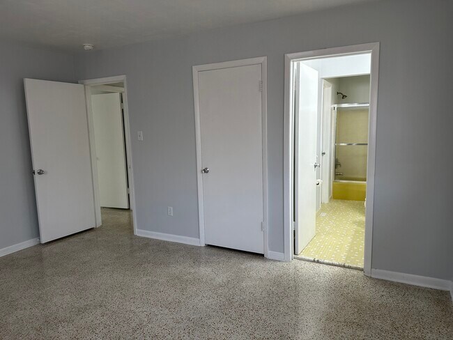 Building Photo - 7000 Pinehurst Dr
