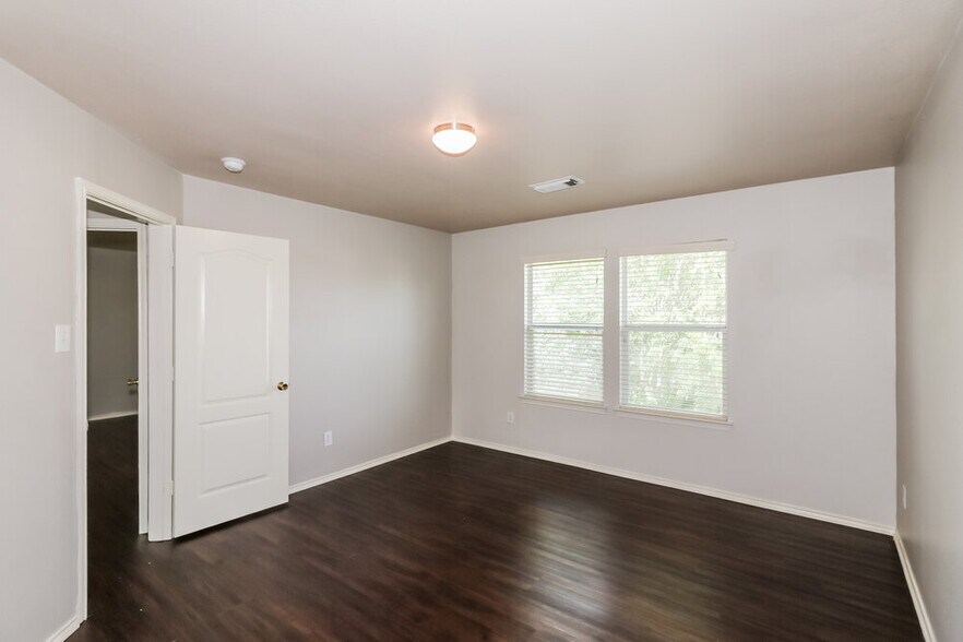 Building Photo - 5027 Oak Briar Ln