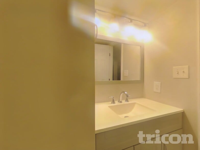 Building Photo - 7700 Mane Ln