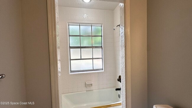 Building Photo - 301 Nesbitt St