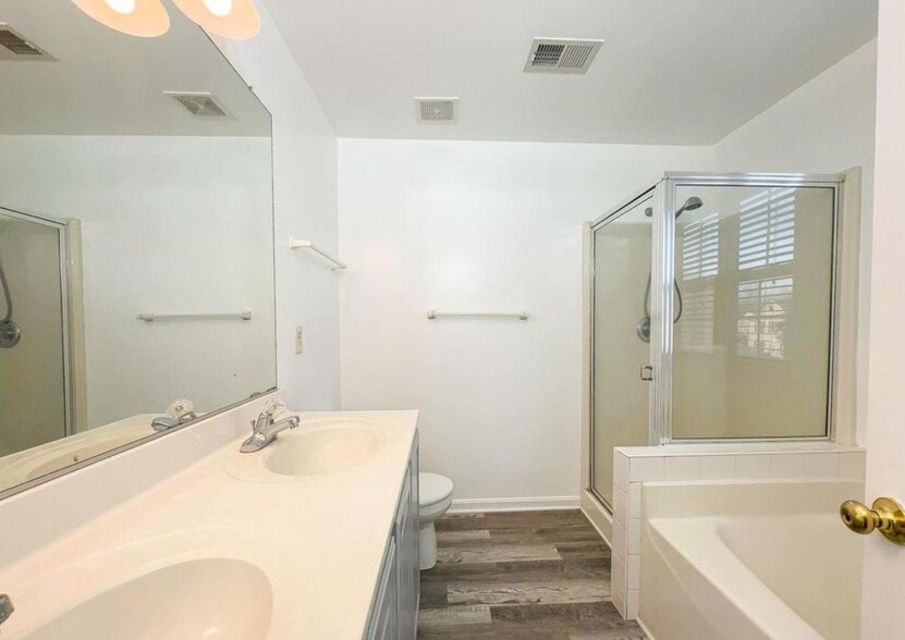 Master room bathroom - 8153 Telegraph Rd