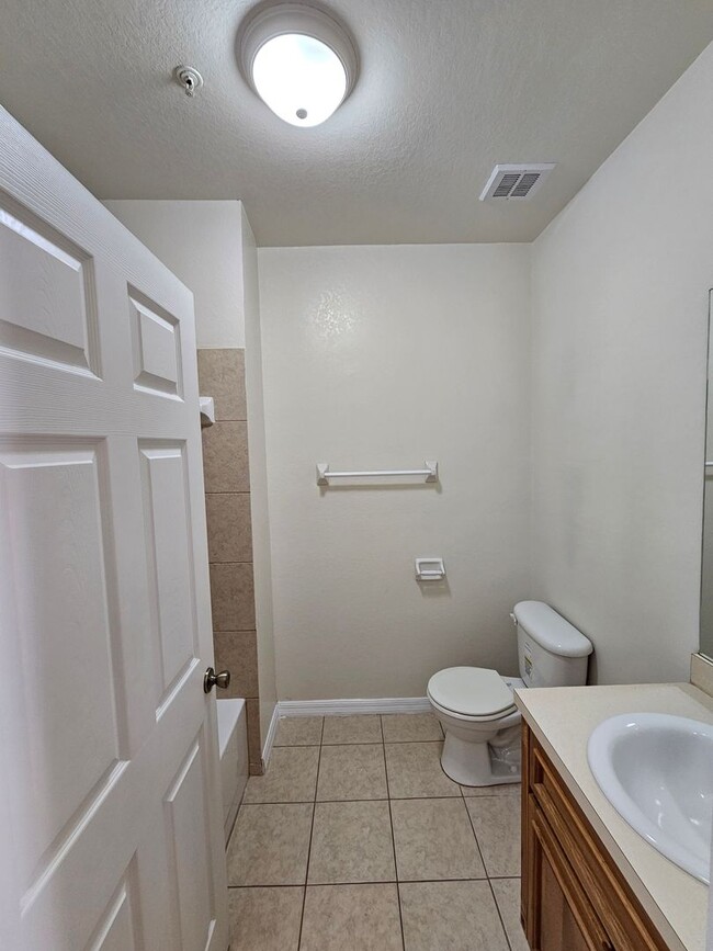 Building Photo - 2/2 ( Eagle Trace) Charming, updated townhome