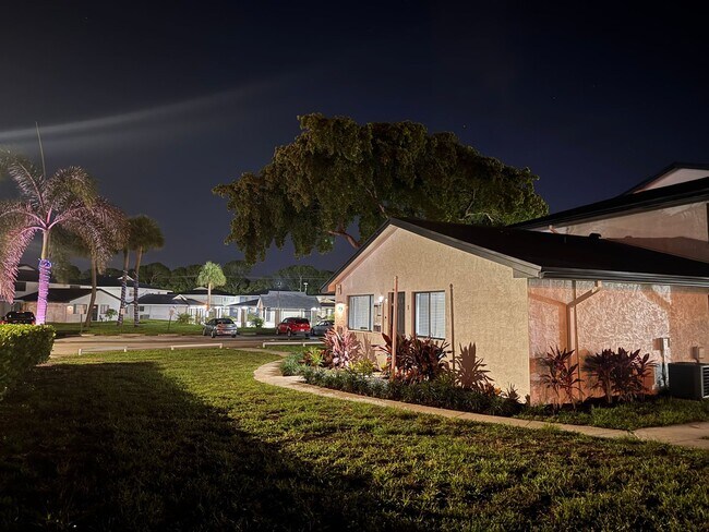 Building Photo - Low Move For July!!  ** FREE Garage Parkin...