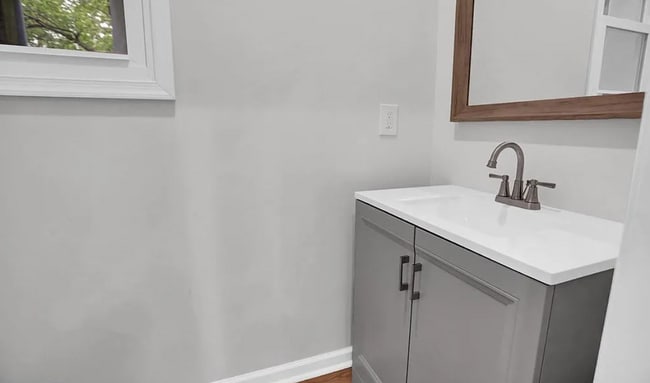 Building Photo - Beautifully Updated Townhome