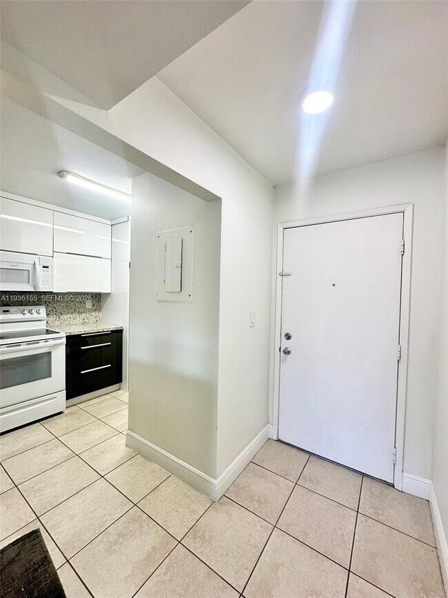 Building Photo - 10315 NW 9th St Cir