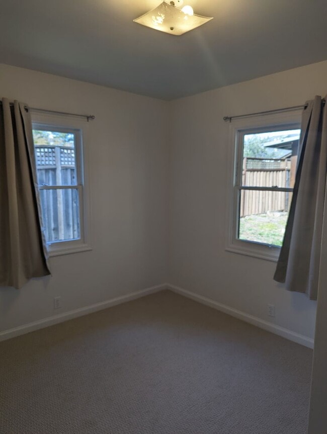 Building Photo - 2 Bedroom 1 Bathroom Single Family Home ju...