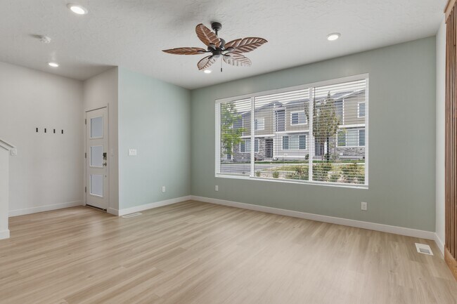 Building Photo - Herriman Town Home