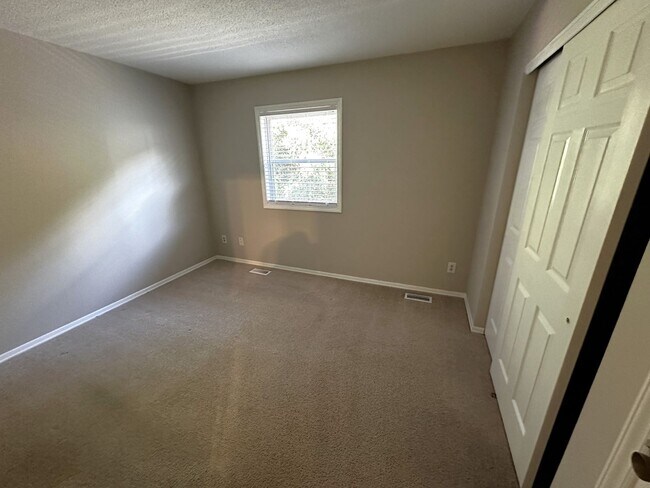 Building Photo - Convenient Townhome just off Lawndale Dr i...