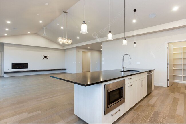 Building Photo - Exquisite Tetherow Living with Resort Memb...