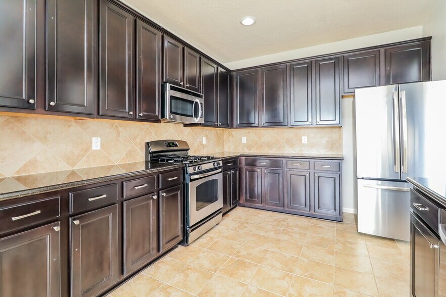 Building Photo - 2548 Blue Heron Cir