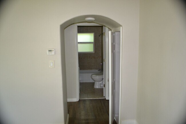 Building Photo - 408 E North Ave