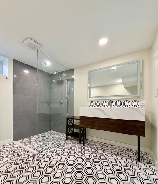 Building Photo - 557 S University Blvd