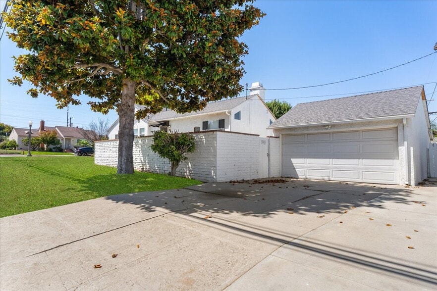 Building Photo - 8214 Creighton Ave