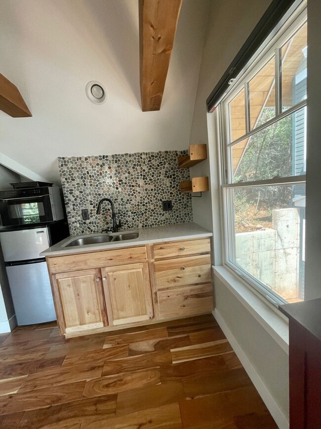 Building Photo - Adorable Garage Studio in beautiful Manitou Springs.