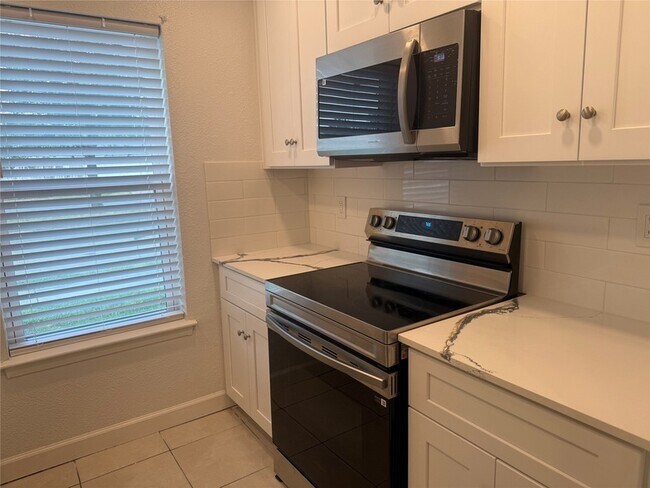 Building Photo - 6525 Renwick Dr