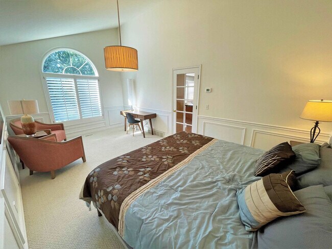 Building Photo - 2009 Sweetbriar Ln