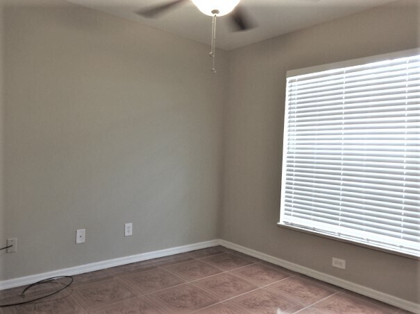 Building Photo - 1074 SW Bianca Ave