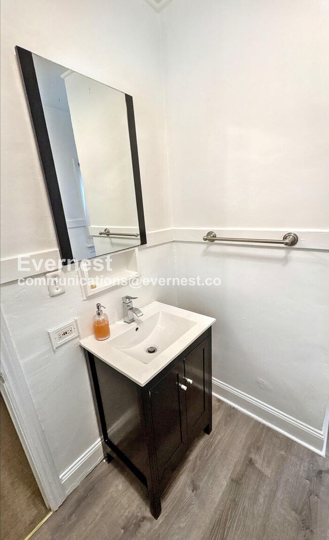 Building Photo - 605 E Santa Inez Ave