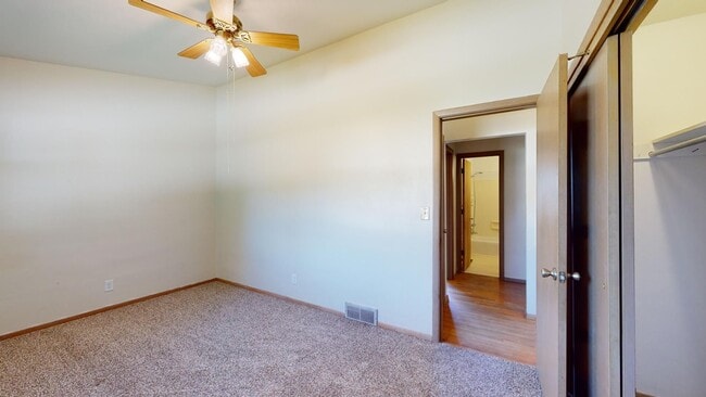 Building Photo - Spacious 2 Bedroom w/Basement & Vaulted Ceilings