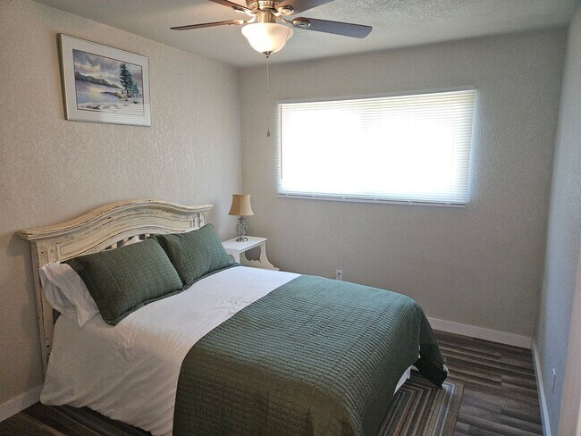 Building Photo - LARGE 4 BEDROOM 3 BATH FULLY FURNISHED HOUSE