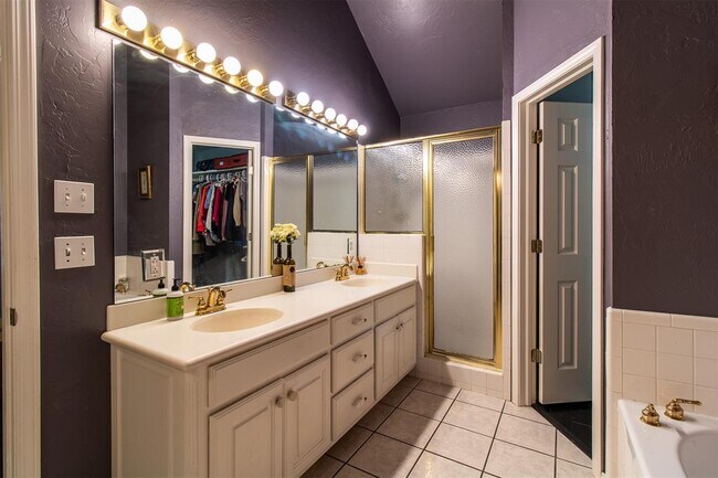 Building Photo - 2812 SW 109th St