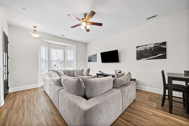 Building Photo - Modern Living in the Heart of Pleasant View Village!