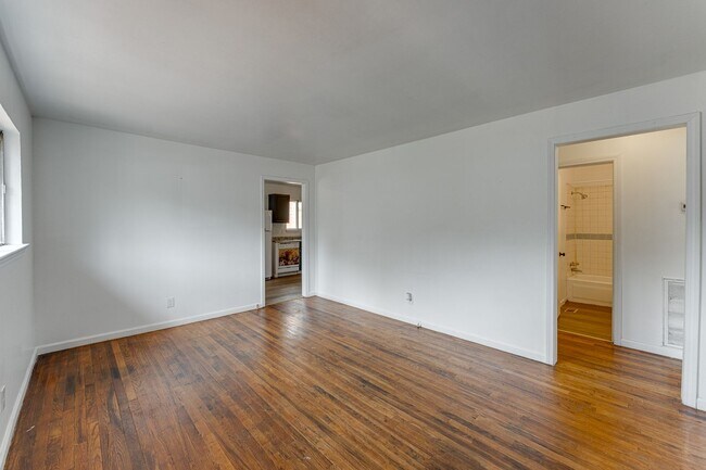 Building Photo - 1010 N Hickory St