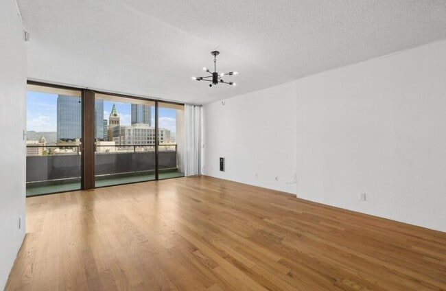 Building Photo - 2-Story 2BR Condo with Patio, In-Unit Laundry & Parking in Oakland Chinatown