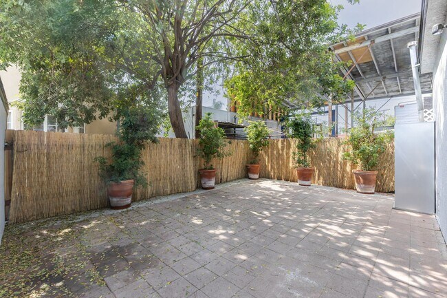 Building Photo - Fully Renovated 2BR/1BA Unit in Altadena –...